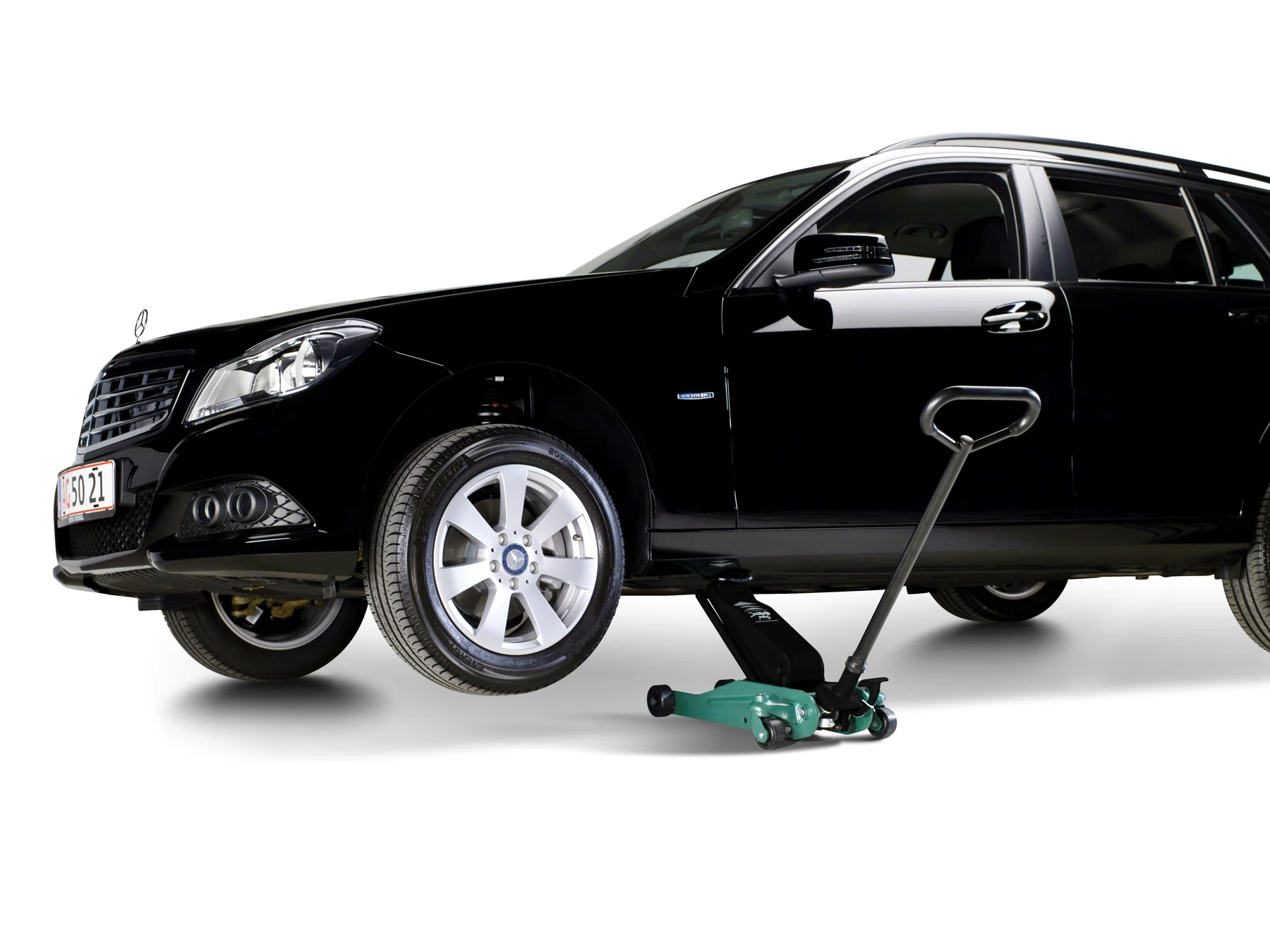 Izvorna fotografija Compac garažne dizalice 2T-C pri podizanju automobila