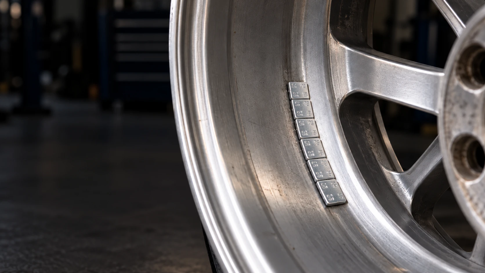 Unutrašnjost aluminijskog kotača s redom samoljepljivih utega za balansiranje